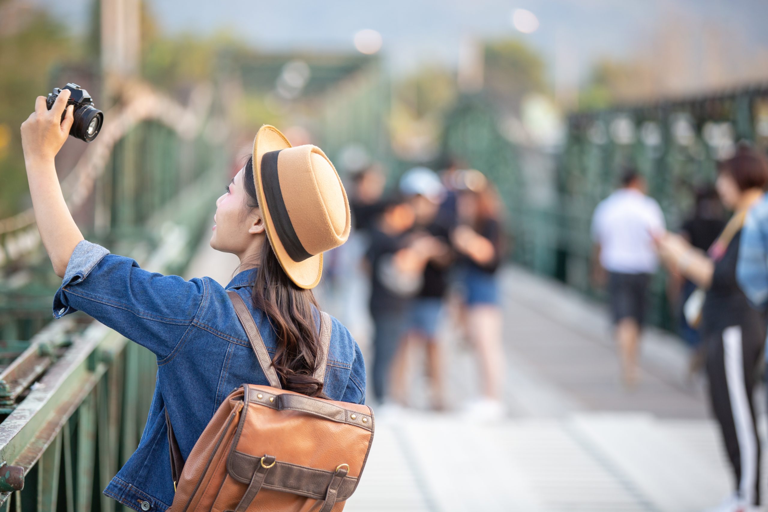 female-tourists-who-are-taking-photos-atmosphere